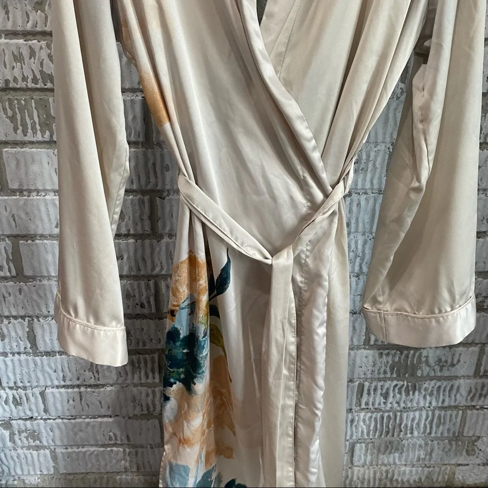 Champagne Satin Robe with Floral Pattern and side slits M/L - Picture 5 of 7